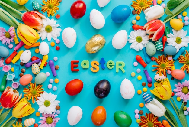 Free photo variety of eggs and flowers for easter