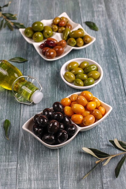 Free photo variety of green and black whole olives.