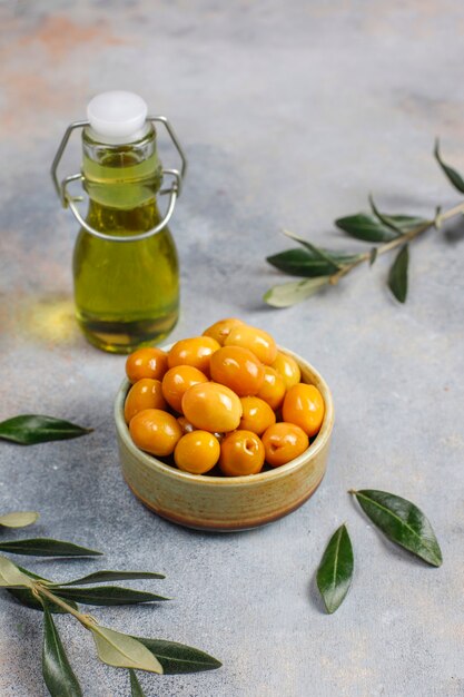 Variety of green and black whole olives.