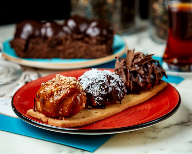 Various desserts topped on cookie