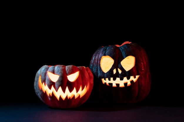 Free photo various spooky halloween pumpkin carving