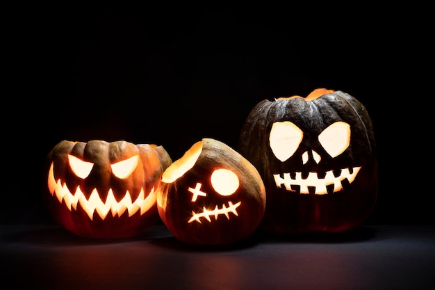 Free photo various spooky halloween pumpkin carving