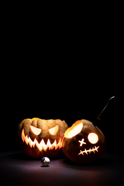 Free photo various spooky halloween pumpkin carving