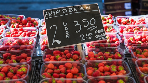 Free photo various strawberries with display price from a local farmer market