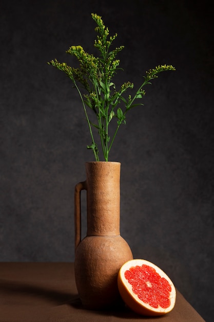 Free photo vase still life in baroque style