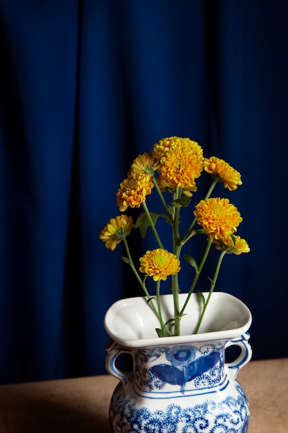 Free photo vase still life in baroque style