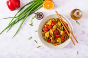 Free photo veal fillet - stir fry with oranges and paprika in sweet and sour sauce on a light table. flat lay. top view