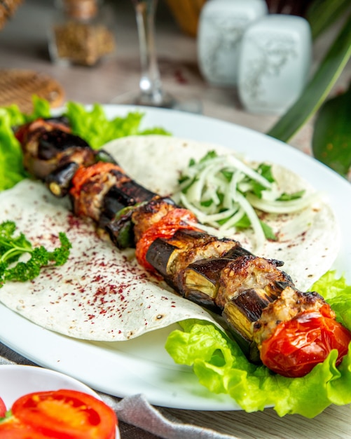 Free photo vegetable kebab on pita bread with herbs and onions