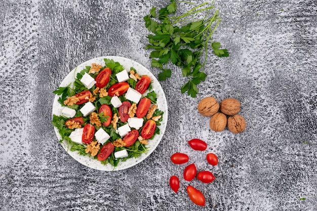 Free photo vegetable salad in white plate with ingredients