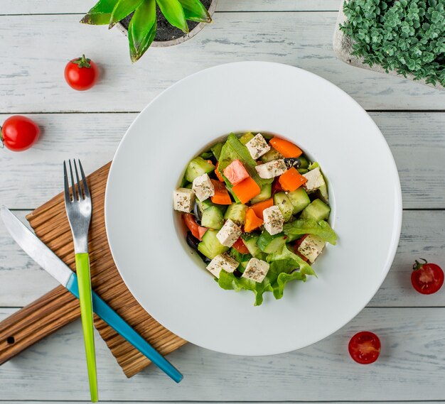 vegetable salad with bell pepper, cucumber, oluive, white cheese, lettuce, tomato