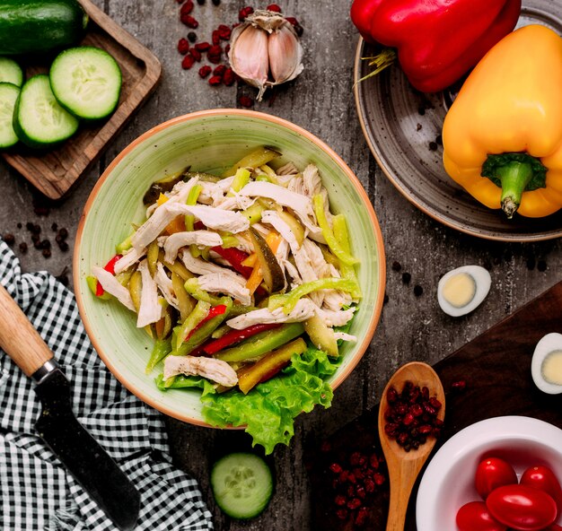 Vegetable salad with chicken pieces