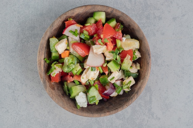 Free photo vegetable salad with chopped tomatoes and cucumbers