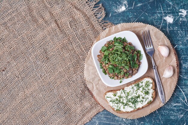 Vegetable salad with herbs and toast.