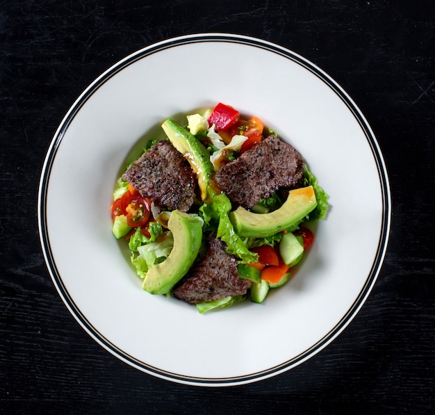 Free photo vegetable salad with meat and avocado