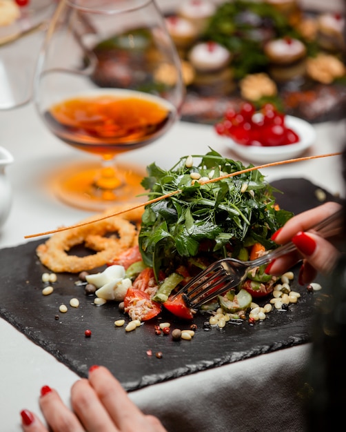 Free photo vegetable salad with spinach on the table