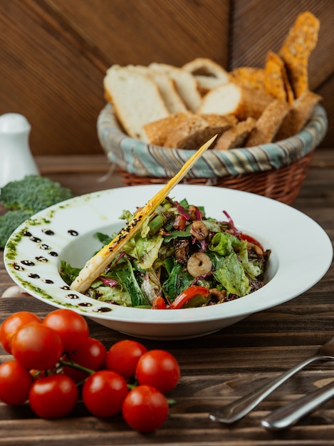 Vegetable salad with tomatoes and herbs 