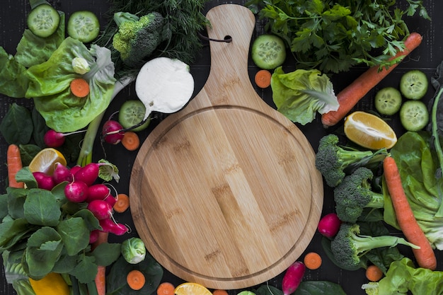 Free Photo vegetables around cutting board