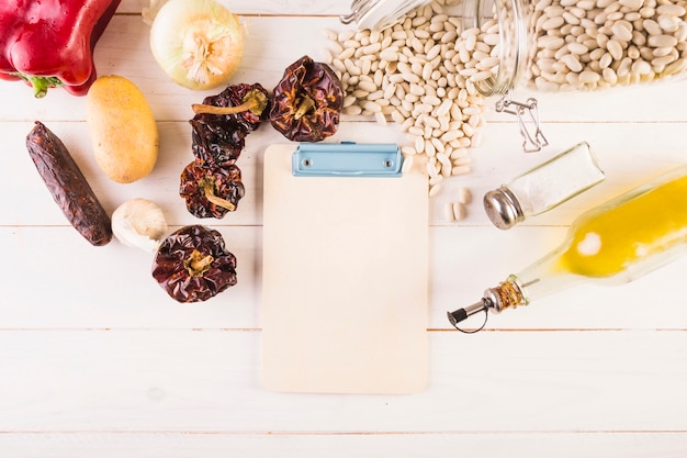 Free Photo vegetables and beans with clipboard