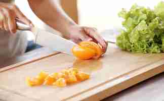 Free photo vegetables being sliced