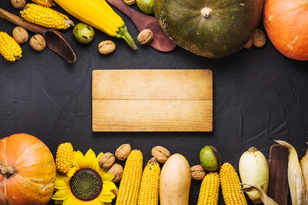 Free photo vegetables and board in middle