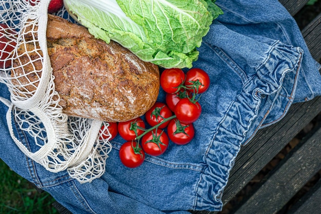 Free photo vegetables and bread in a shopping bag picnic concept