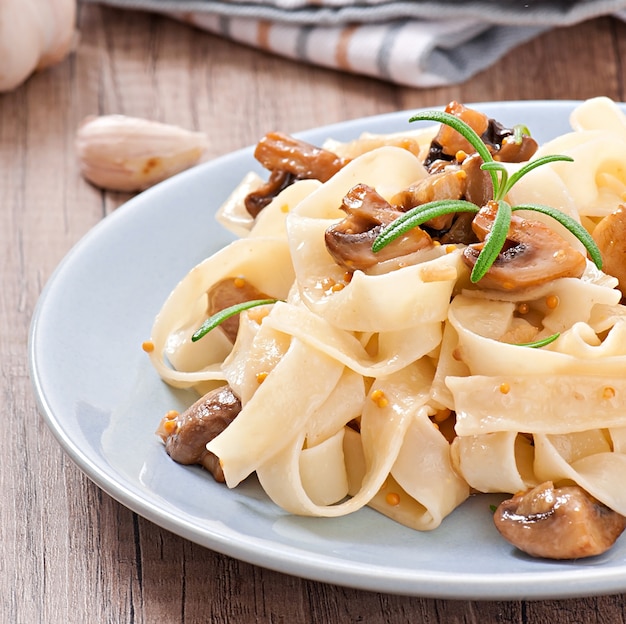 Free photo vegetarian dish with tagliatelle and mushrooms