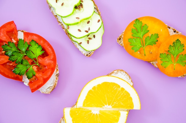 Free photo vegetarian sandwiches with vegetables and fruits