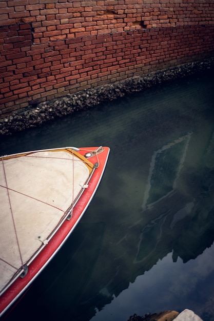 Free photo vertical closeup of a boat on the grand channel in venice, italy