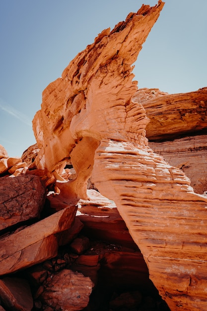 Free photo vertical closeup shot of the red rocks of a canyon