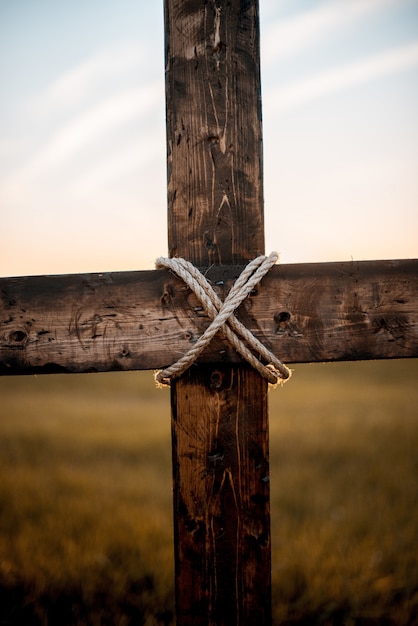 Free photo vertical closeup shot of a wooden cross