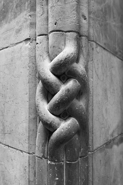 Free photo vertical grayscale shot of carved stone detail in jerusalem, israel