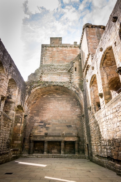 Free Photo vertical low angle shot of the beautiful linlithgow palace captured on a cloudy day in linlithgow