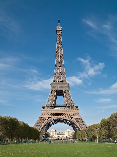 Free photo vertical shot of the beautiful eiffel tower captured in paris, france