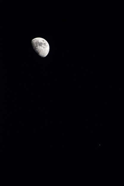 Free Photo vertical shot of the beautiful moon in the night sky