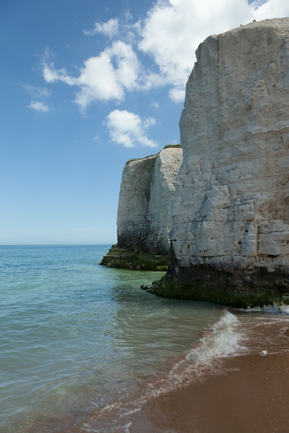 Free photo vertical shot of the beautiful white cliffs by the sea captured in england