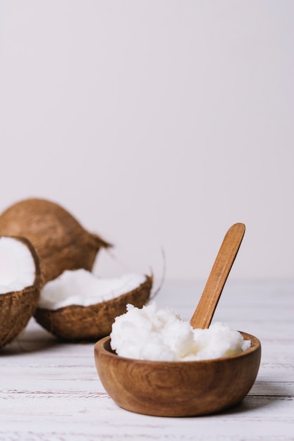 Free photo vertical shot bowl with coconut oil