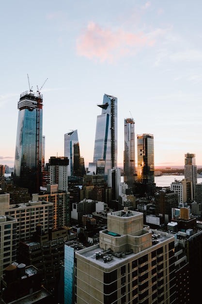 Free photo vertical shot of the buildings and skyscrapers in new york city, united states