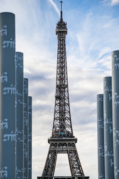 Free Photo vertical shot of an eiffel tower in paris, france with a cloudy sky