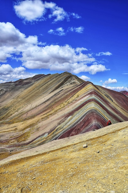 Free photo vertical shot of the famous rainbow mountain in uchullujllo peru during the daytime