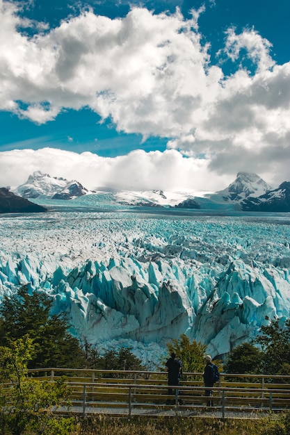 Free photo vertical shot of moreno glacier santa cruz in argentina