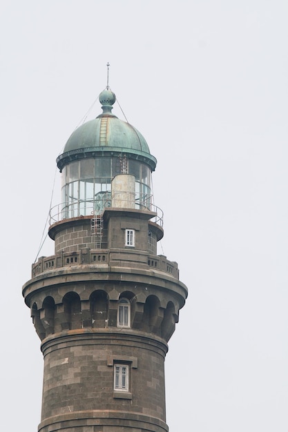 Free Photo vertical shot of the phare de l'ile vierge on a gloomy day in plouguerneau france