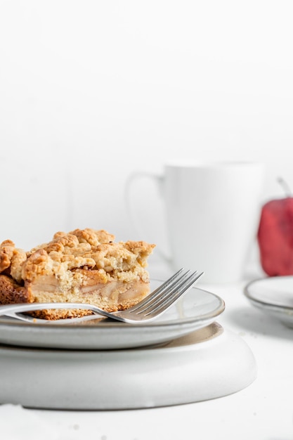 Free photo vertical shot of a piece of crispy pie in a plate on the table