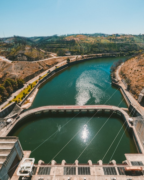 Free photo vertical shot of a river next to roads in the city under a clear blue sky