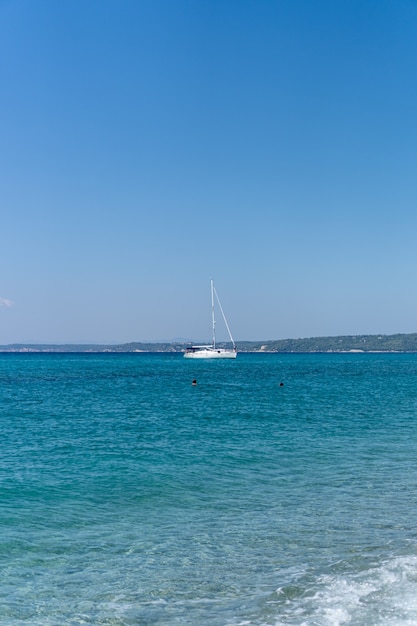 Free Photo vertical shot of a sailboat in the sea