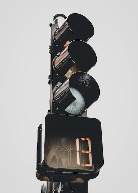 Free photo vertical shot of traffic light with the number 13 on the stopwatch