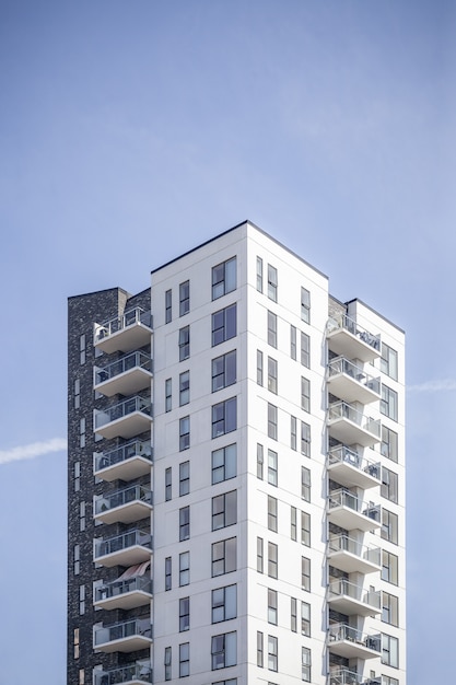 Free photo vertical shot of a white building under the clear sky