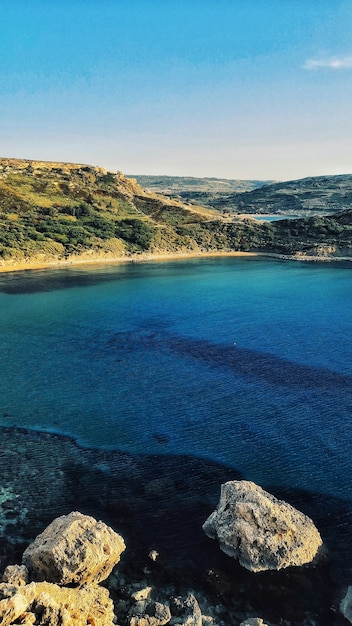 Free photo vertical view of the breathtaking view of golden bay beach in mellieha malta captured on a sunny day