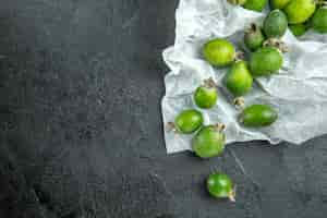 Free photo vertical view of natural fresh green feijoas lying