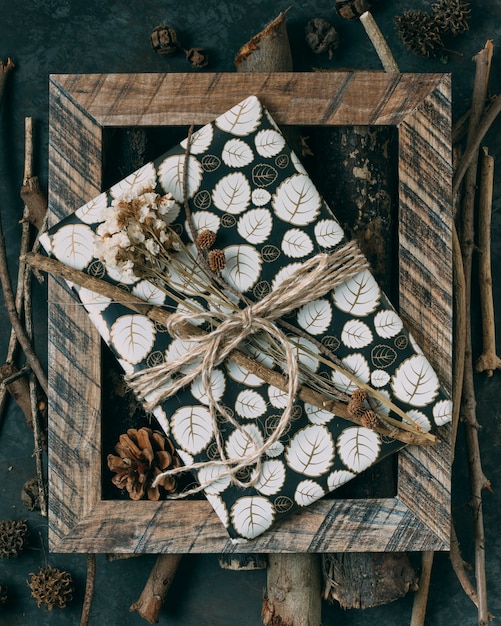 Above view arrangement with present and wooden frame