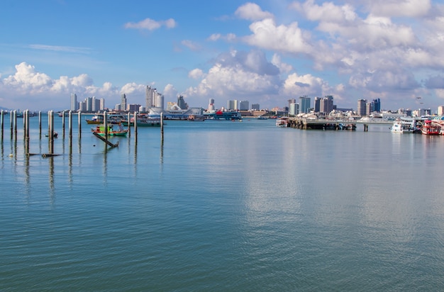 Free photo view of the cityscape and water near the beach of pattaya district chonburi in the gulf of thailand